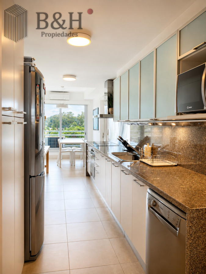 Apartamento ID.1233 - Venta y alquiler de departamento esquinero de tres dormitorios mas dependencia de servicio, Torre LE PARC, playa Brava. Punta del Este