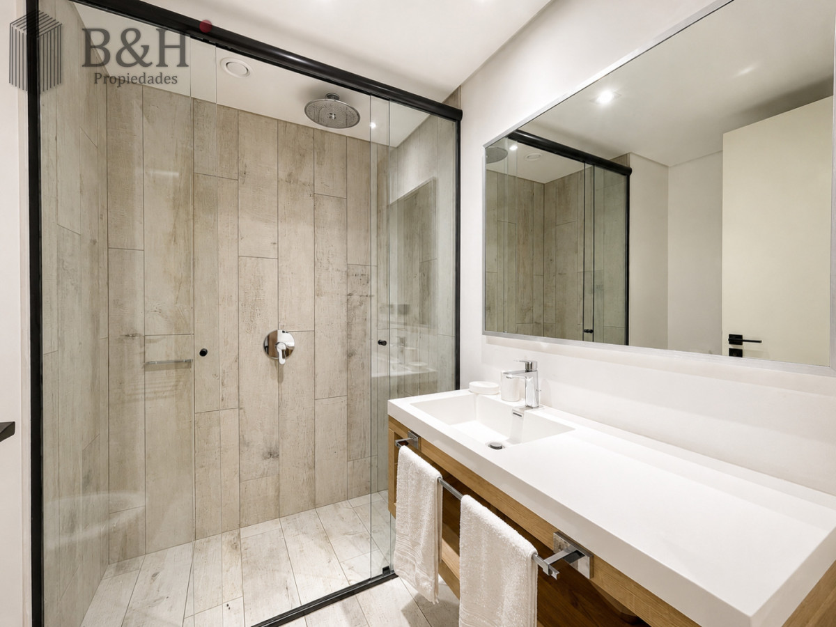 Apartamento ID.7669 - Espectacular Apartamento de 2 Dormitorios y Medio, piso alto, Torre Surfside, Punta del Este