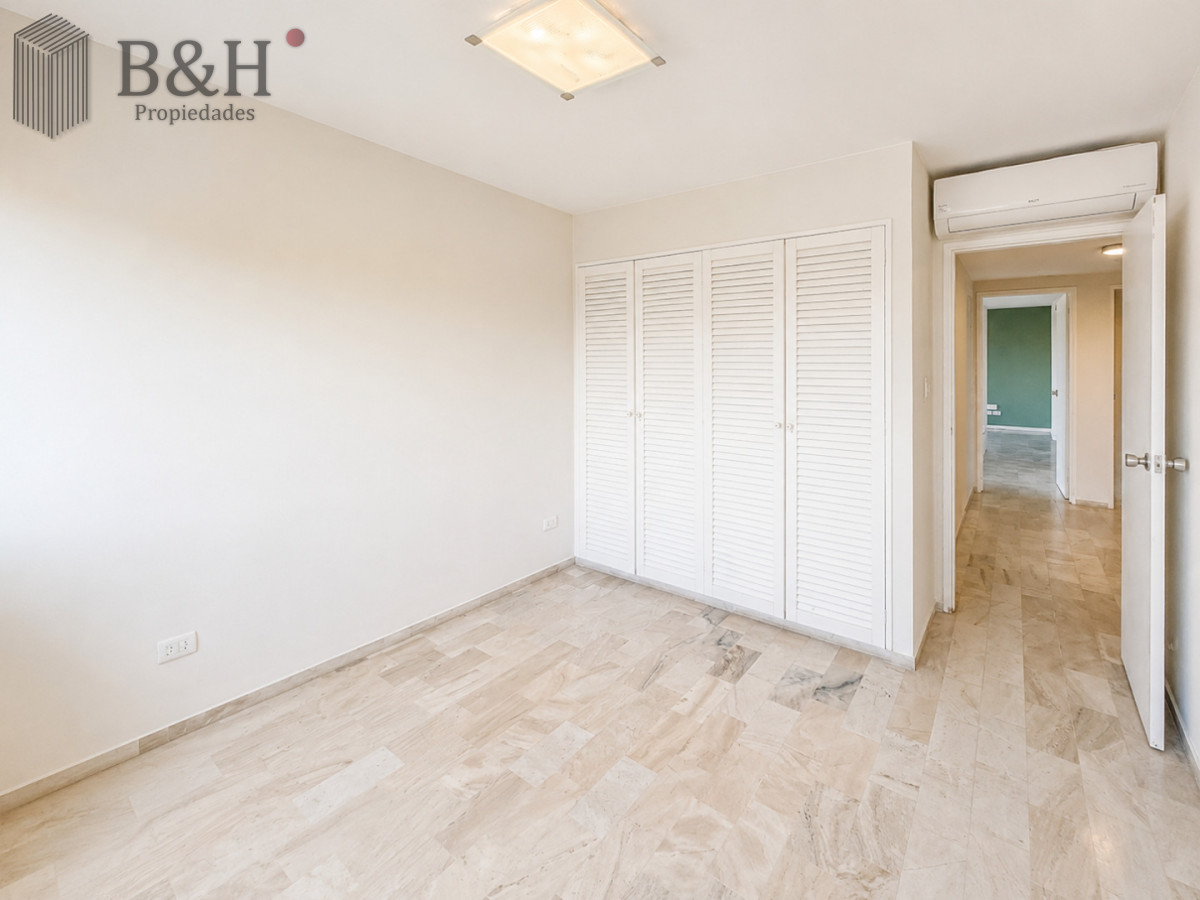 Apartamento ID.319 - Venta y alquiler anual de amplio apartamento de tres dormitorios completamente reciclado sobre Roosevelt, Punta del Este