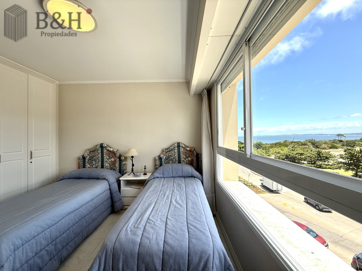 Apartamento ID.6171 - Alquiler temporario de apartamento esquinero de tres dormitorios más dependencia de servicio sobre Playa Mansa, Punta del Este