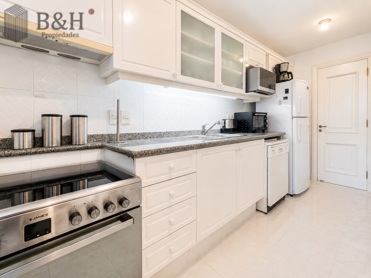 Apartamento ID.2030 - Apartamento de 3 Dormitorios sobre Playa Mansa, en Venta y Alquiler
