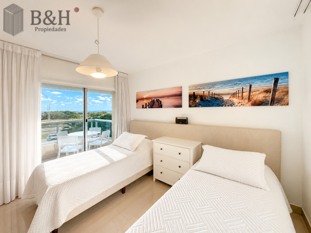 Apartamento ID.6544 - Venta de apartamento de 3 dormitorios sobre primera fila de Playa Brava, Punta del Este