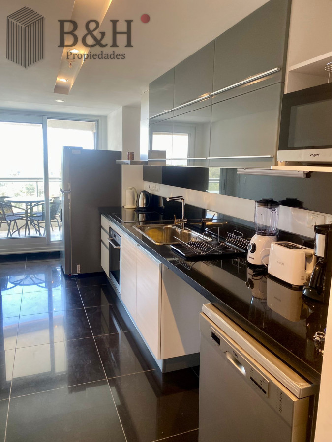 Apartamento ID.5766 - Moderno Departamento de 3 Dormitorios con Parrillero y vista al Mar en Playa Brava