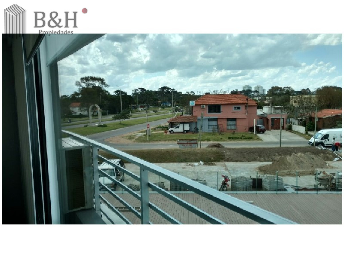 Apartamento ID.4572 - Alquiler temporal de apartamento de dos dormitorios con dos baños en Playa Mansa, Punta del Este