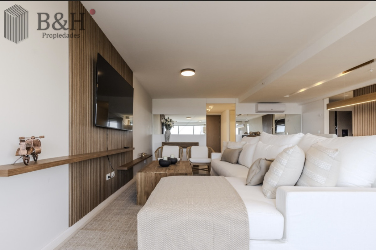 Apartamento ID.5441 - Moderno Penthouse con Vista al Mar, en Playa Brava, 3 Dormitorios con Parrillero y Dependencia de servicio