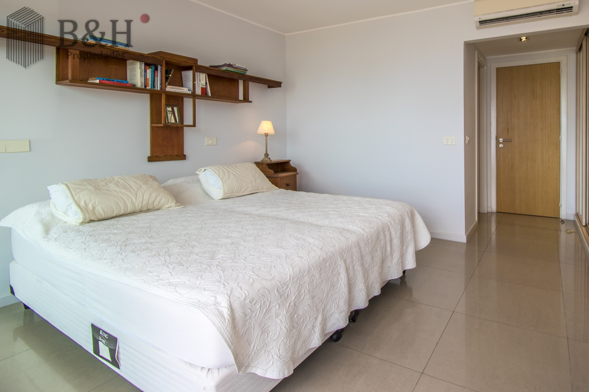 Apartamento ID.5677 - Excelente Apartamento de 2 Dormitorios y Dependencia de Servicio en Playa Mansa
