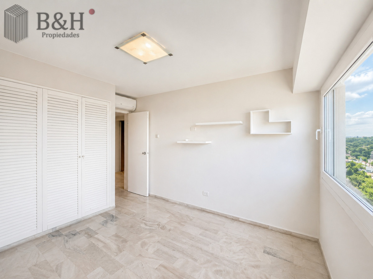 Apartamento ID.319 - Venta y alquiler anual de amplio apartamento de tres dormitorios completamente reciclado sobre Roosevelt, Punta del Este