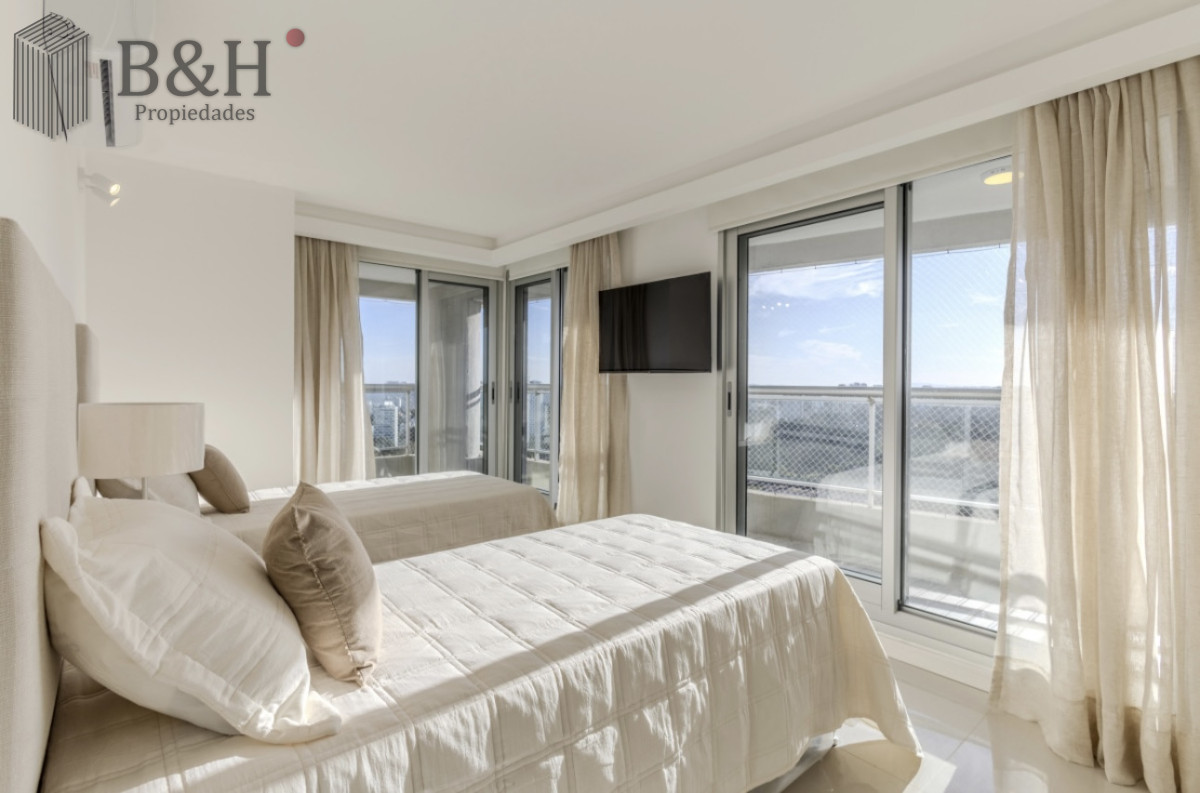 Apartamento ID.5441 - Moderno Penthouse con Vista al Mar, en Playa Brava, 3 Dormitorios con Parrillero y Dependencia de servicio