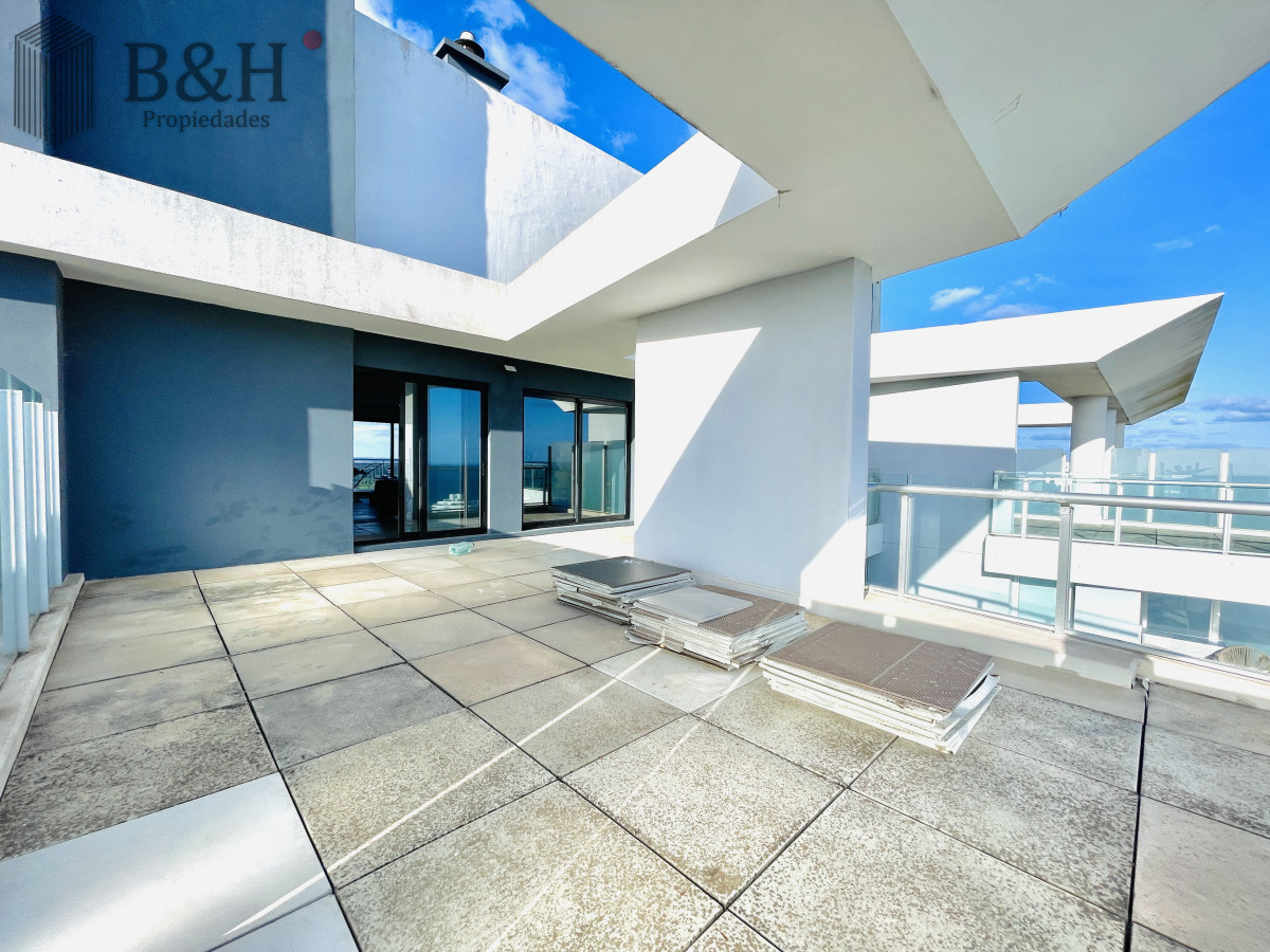 Apartamento ID.4465 -  Exclusivo Penthouse de 3 Dormitorios con Vistas panorámicas a Playa Brava, en Venta