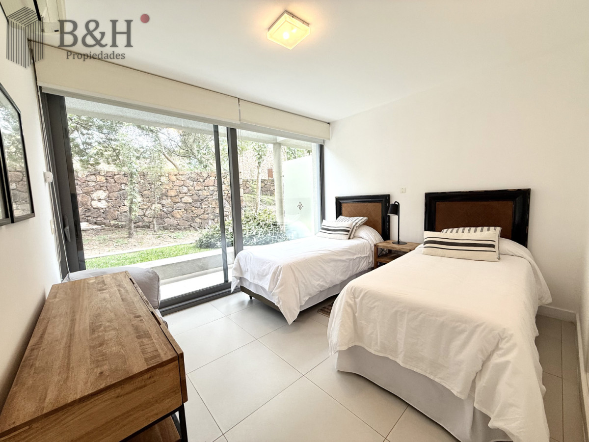 Apartamento ID.7065 - Venta de hermoso departamento de 2 dormitorios más parrillero en Punta Ballena 