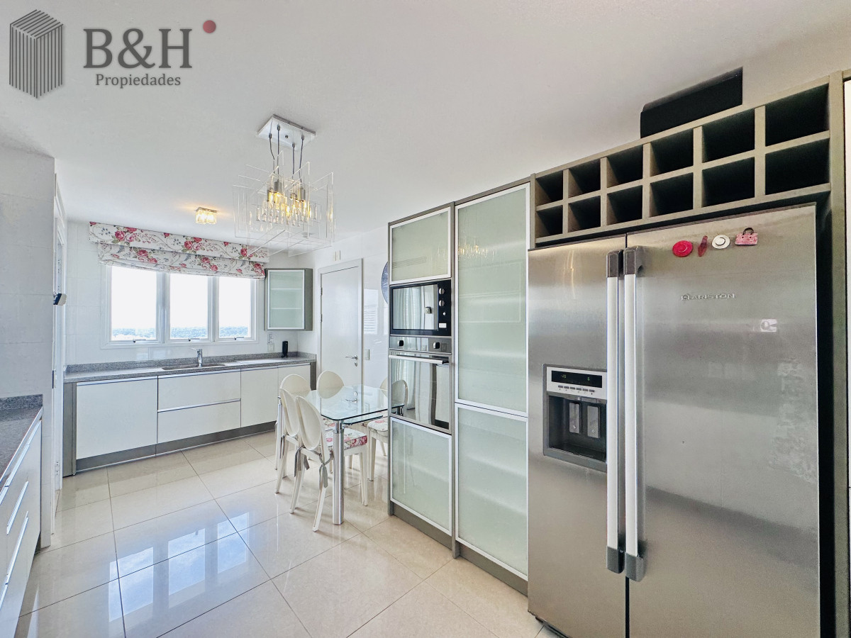 Apartamento ID.4496 - Lujoso Penthouse de 4 Dormitorios con Vista al Mar sobre Playa Mansa, Punta del Este