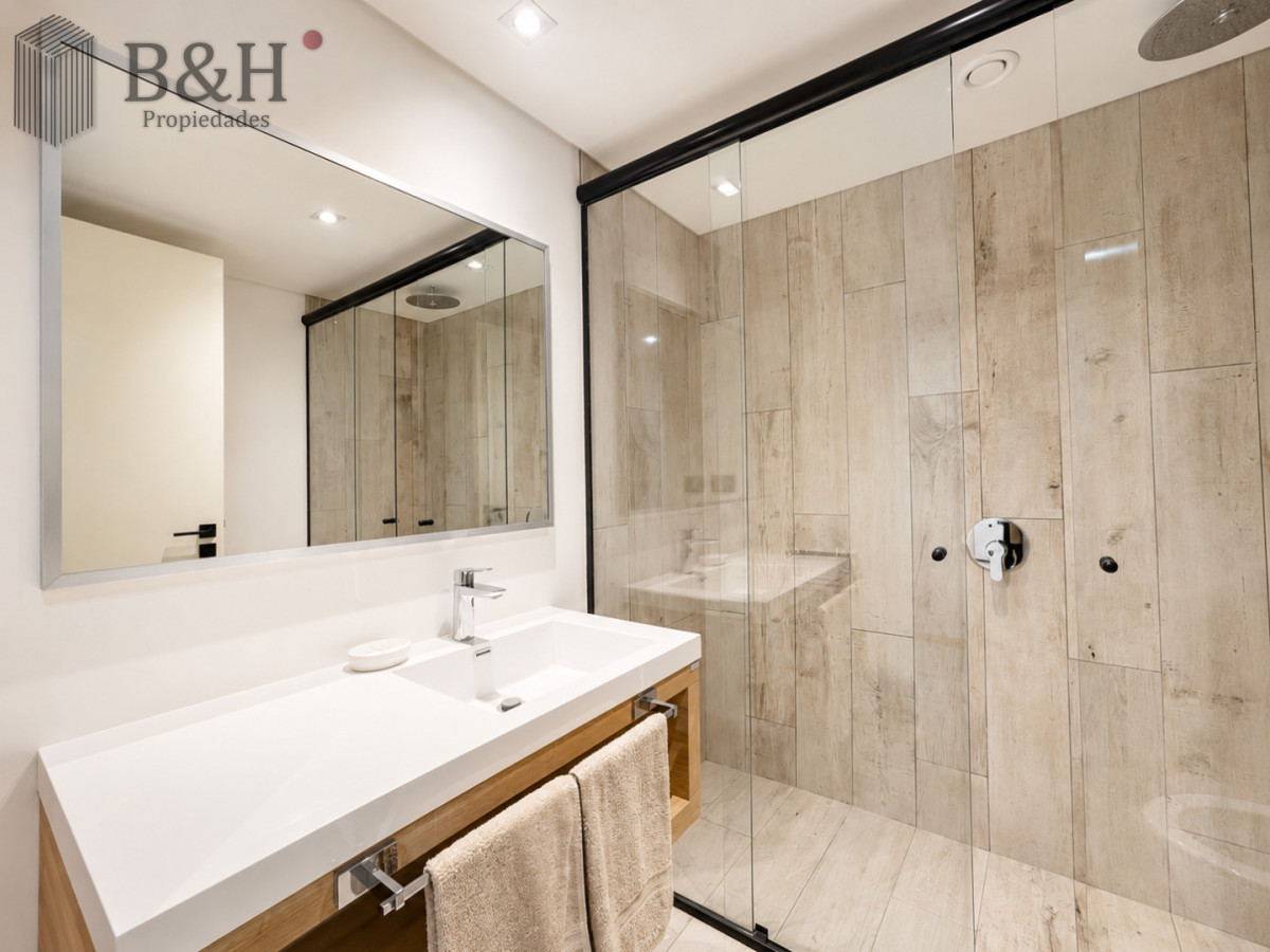 Apartamento ID.7669 - Espectacular Apartamento de 2 Dormitorios y Medio, piso alto, Torre Surfside, Punta del Este