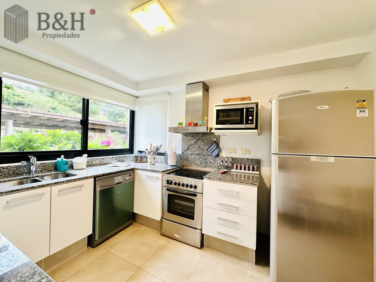 Apartamento ID.6472 - Excelente y amplio departamento duplex en venta de 3 dormitorios mas dependencia con parrillero, Punta Ballena