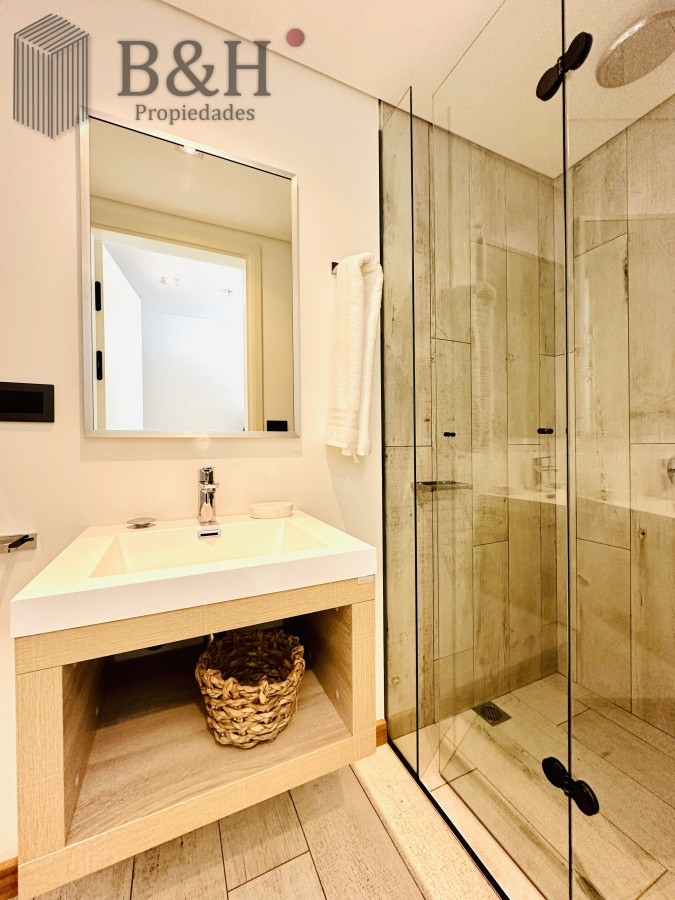 Apartamento ID.2283 - Venta de Apartamento de 1 Dormitorio en suite piso alto de Torre Surfside Village, Punta del Este