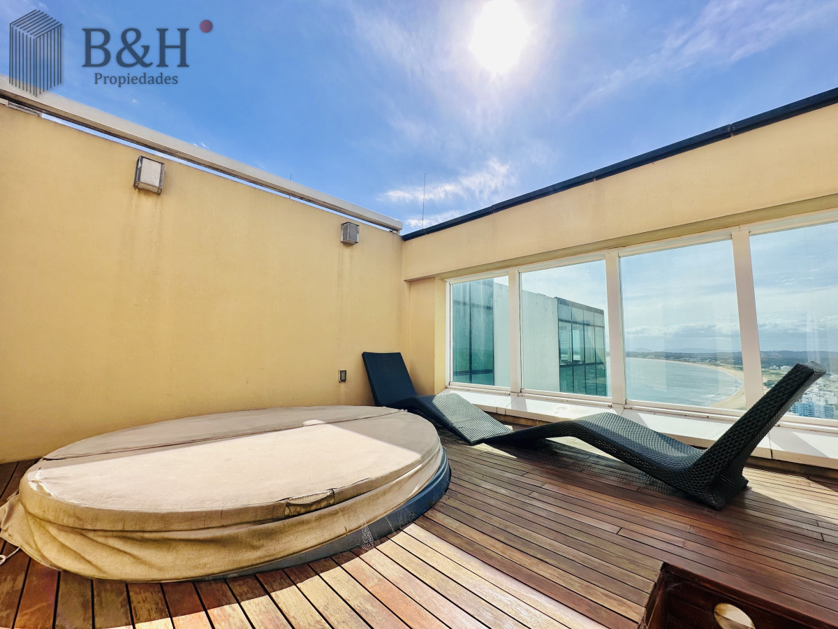 Apartamento ID.4496 - Lujoso Penthouse de 4 Dormitorios con Vista al Mar sobre Playa Mansa, Punta del Este