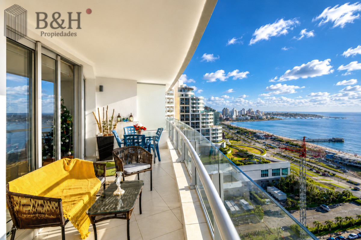 Apartamento ID.395 - Venta de apartamento de tres dormitorios más dependencia en playa Mansa, Punta del Este
