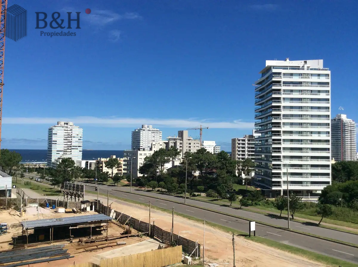 Apartamento ID.443 - Venta y alquiler de moderno departamento de tres dormitorios más dependencia a pasos de Playa Brava