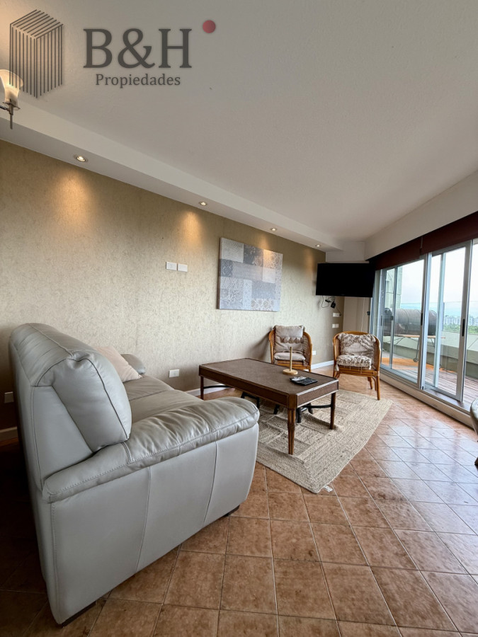 Apartamento ID.6726 - Penthouse con vista al mar en Punta del Este, 2 Dormitorios, en Alquiler Anual