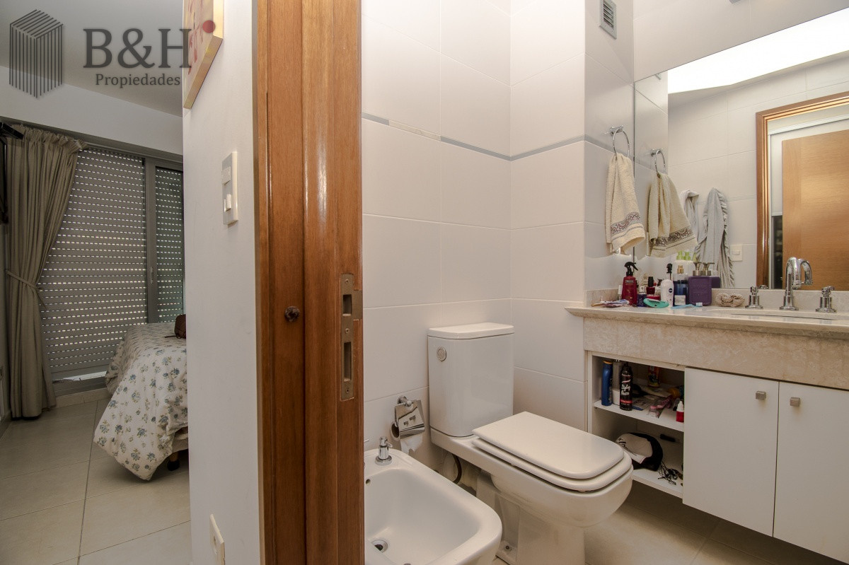 Apartamento ID.395 - Venta de apartamento de tres dormitorios más dependencia en playa Mansa, Punta del Este
