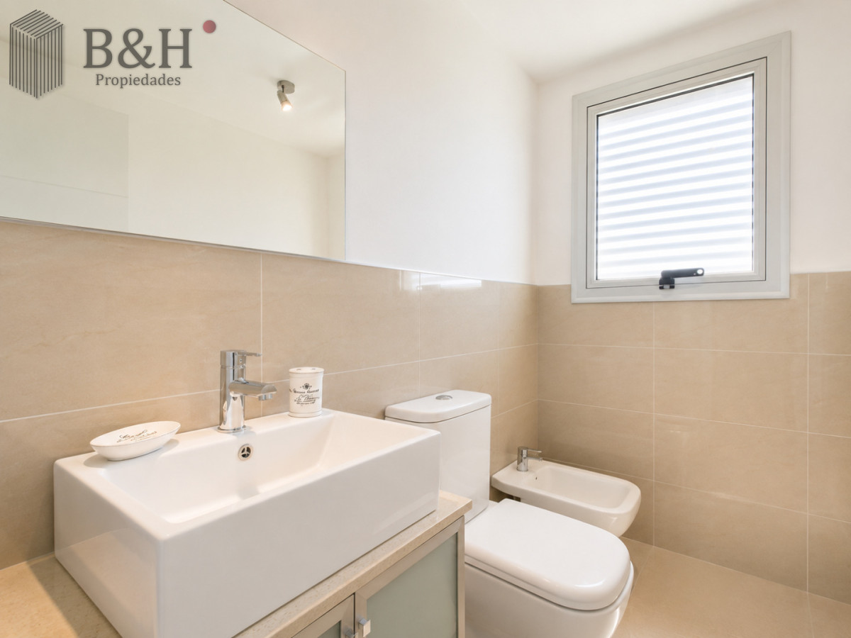 Apartamento ID.7480 - Apartamento de 3 Dormitorios en Primera Línea del Mar, Playa Brava Punta del Este