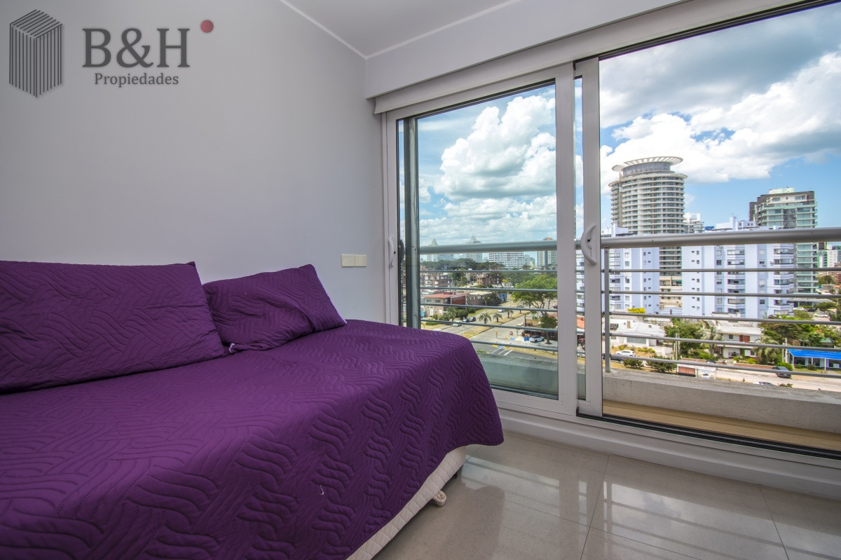 Apartamento ID.5677 - Excelente Apartamento de 2 Dormitorios y Dependencia de Servicio en Playa Mansa