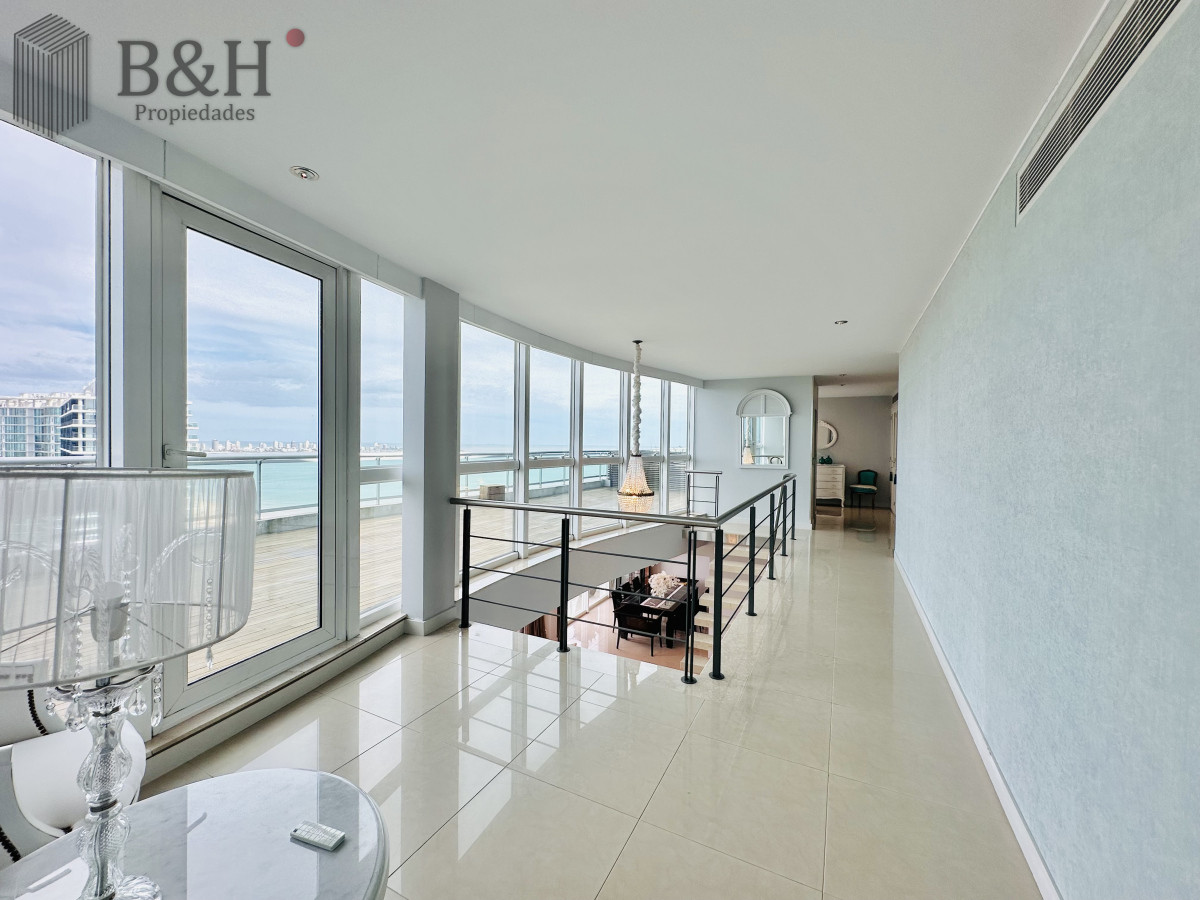 Apartamento ID.4496 - Lujoso Penthouse de 4 Dormitorios con Vista al Mar sobre Playa Mansa, Punta del Este