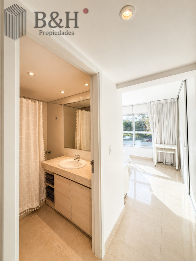Apartamento ID.6544 - Venta de apartamento de 3 dormitorios sobre primera fila de Playa Brava, Punta del Este
