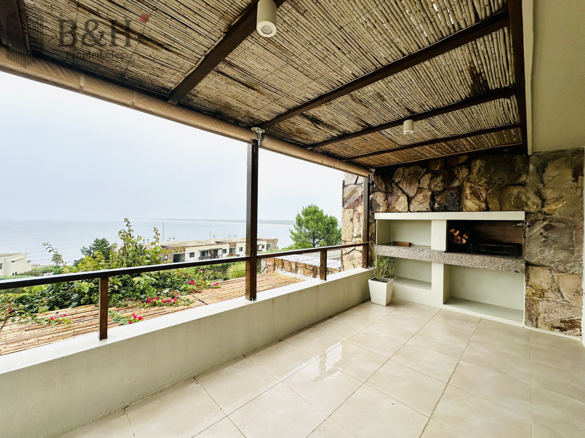 Apartamento ID.6472 - Excelente y amplio departamento duplex en venta de 3 dormitorios mas dependencia con parrillero, Punta Ballena