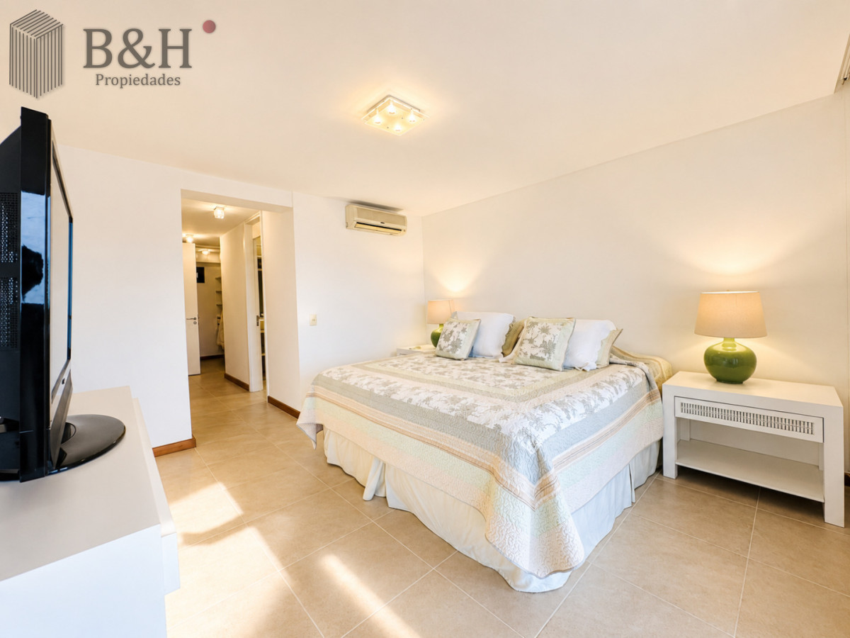 Apartamento ID.6472 - Excelente y amplio departamento duplex en venta de 3 dormitorios mas dependencia con parrillero, Punta Ballena
