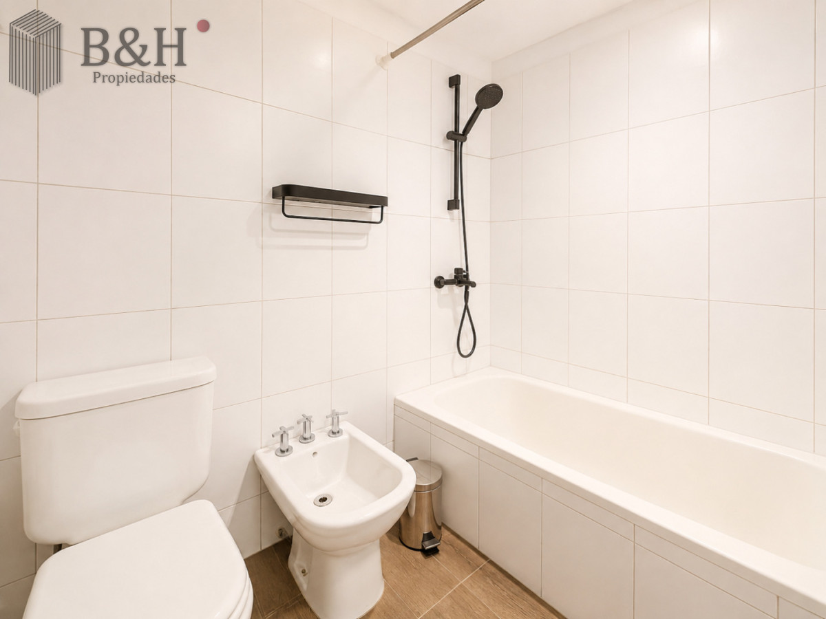 Apartamento ID.319 - Venta y alquiler anual de amplio apartamento de tres dormitorios completamente reciclado sobre Roosevelt, Punta del Este
