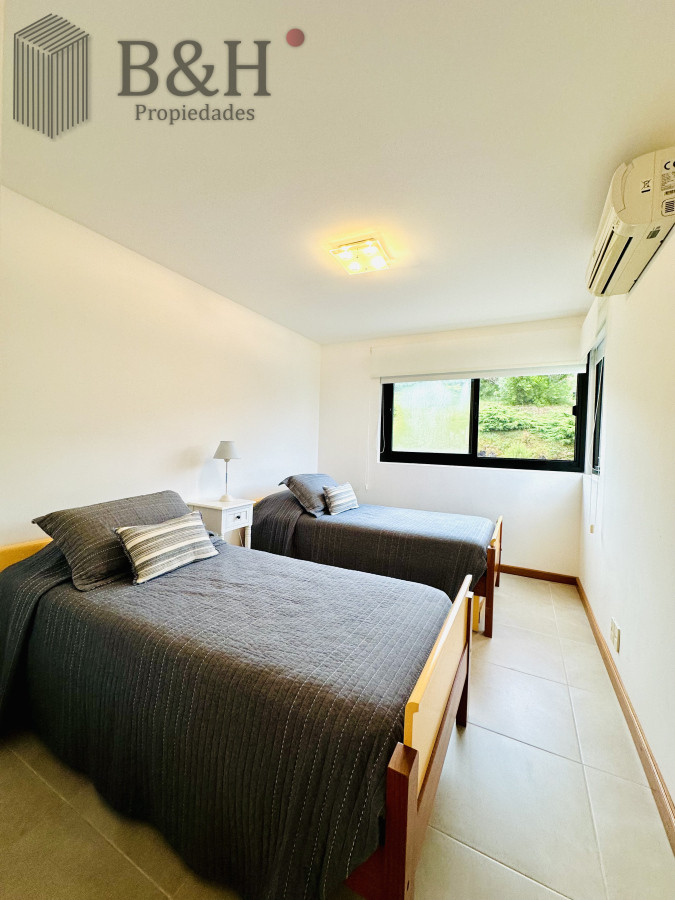 Apartamento ID.6472 - Excelente y amplio departamento duplex en venta de 3 dormitorios mas dependencia con parrillero, Punta Ballena