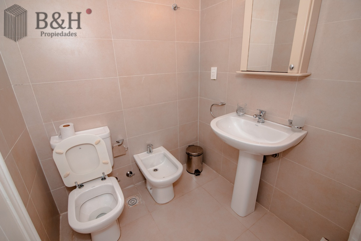 Apartamento ID.852 - Oportunidad en Venta de Apartamento de planta baja con salida al jardín de tres dormitorios en Playa Montoya