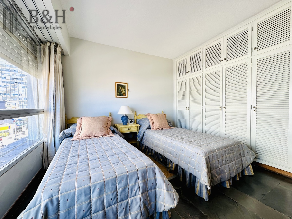Apartamento ID.1487 - Venta y alquiler temporario de apartamento de gran metraje con tres dormitorios mas dependencia de servicio en Peninsula de Punta del Este