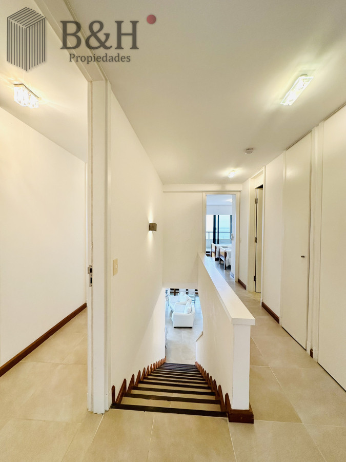 Apartamento ID.6472 - Excelente y amplio departamento duplex en venta de 3 dormitorios mas dependencia con parrillero, Punta Ballena