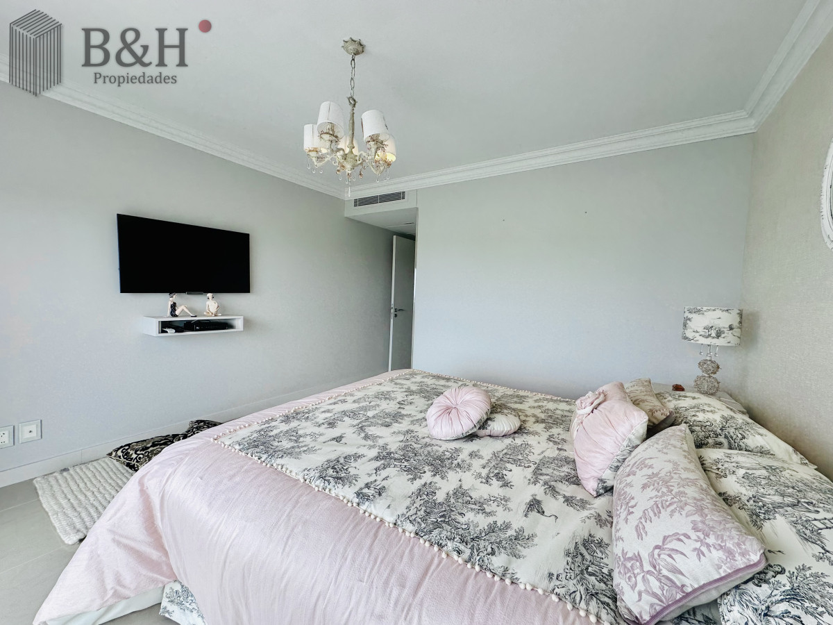 Apartamento ID.4496 - Lujoso Penthouse de 4 Dormitorios con Vista al Mar sobre Playa Mansa, Punta del Este