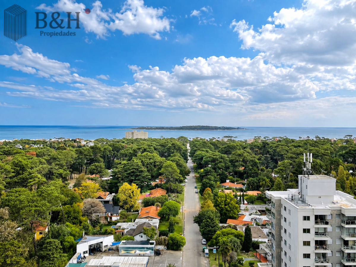 Apartamento ID.319 - Venta y alquiler anual de amplio apartamento de tres dormitorios completamente reciclado sobre Roosevelt, Punta del Este