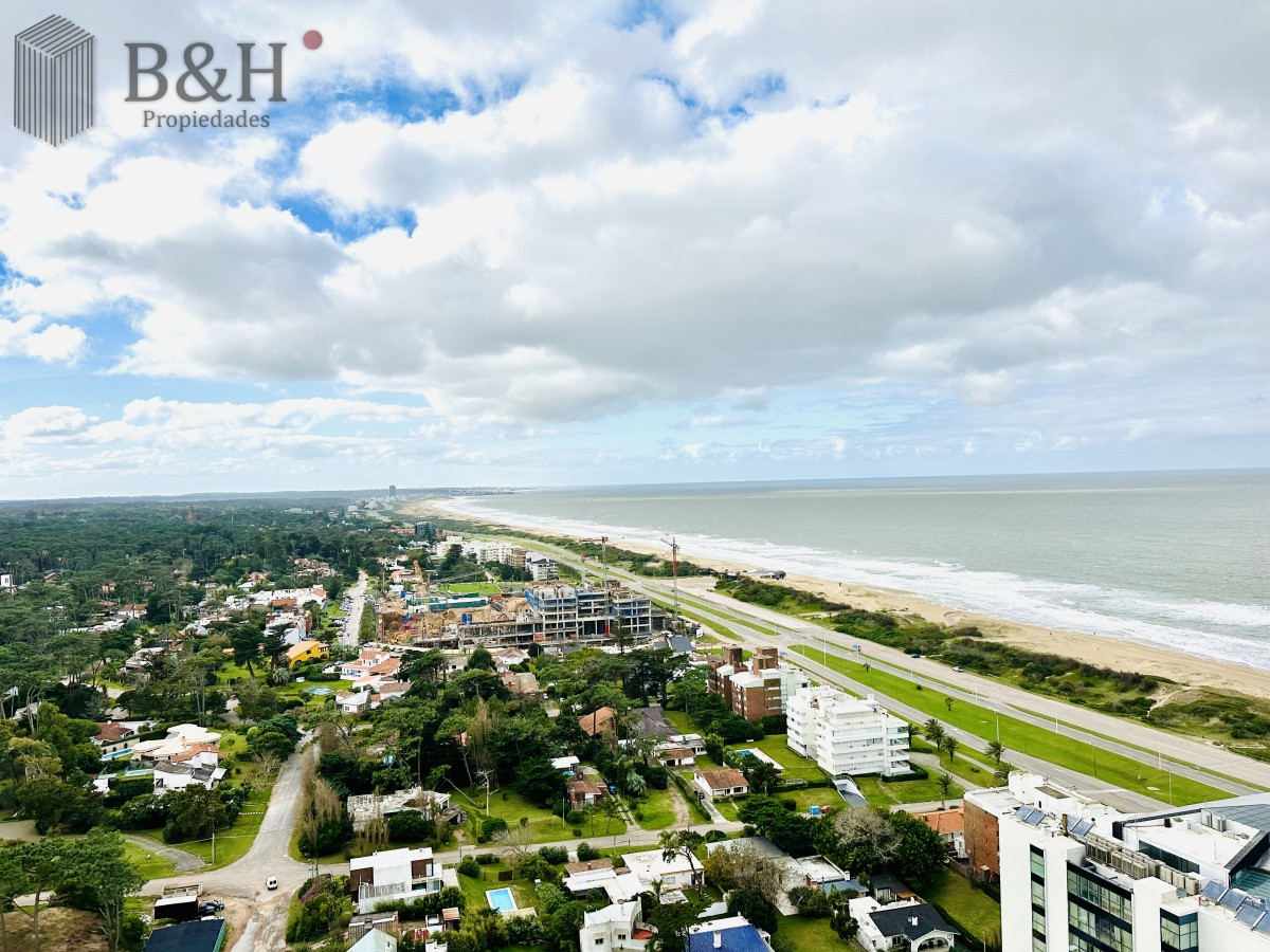 Apartamento ID.5441 - Moderno Penthouse con Vista al Mar, en Playa Brava, 3 Dormitorios con Parrillero y Dependencia de servicio
