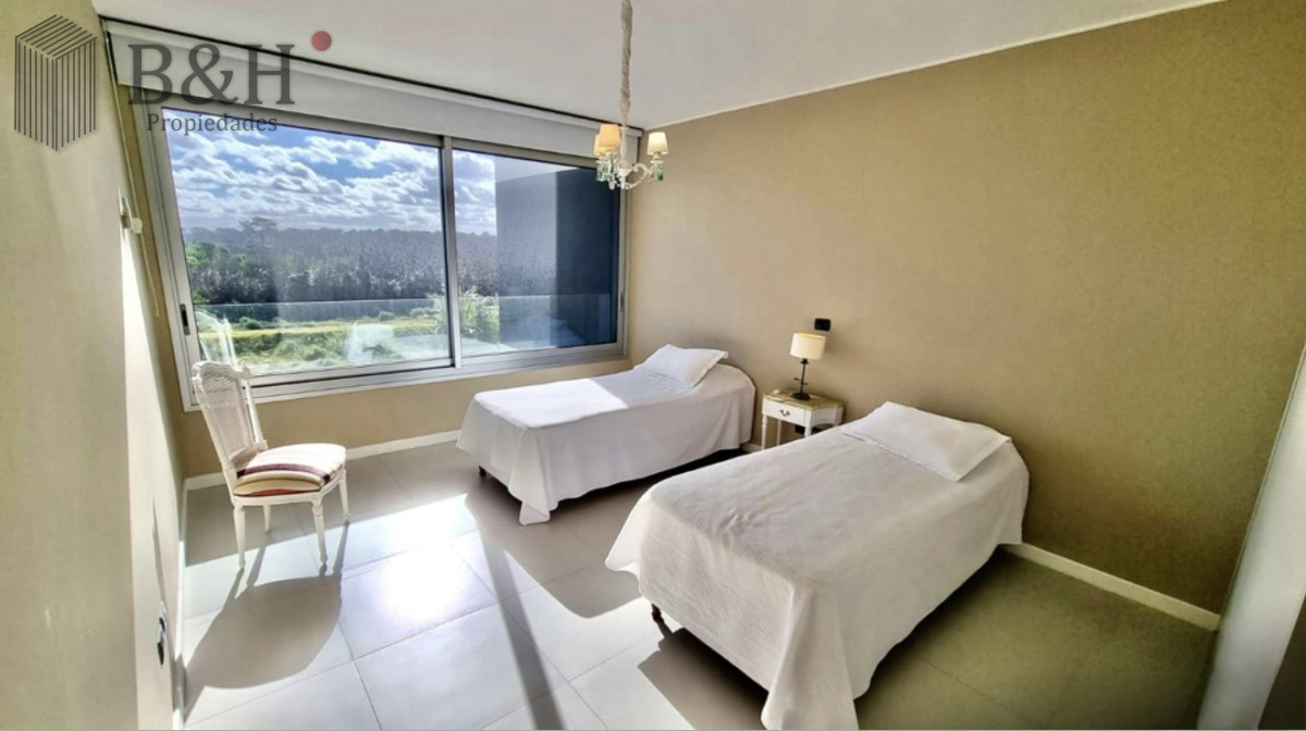 Apartamento ID.7889 - Venta y alquiler temporario de exclusivo departamento de cuatro dormitorios mas dependencia con piscina propia y parrillero, Tiburón Terraza, Brava