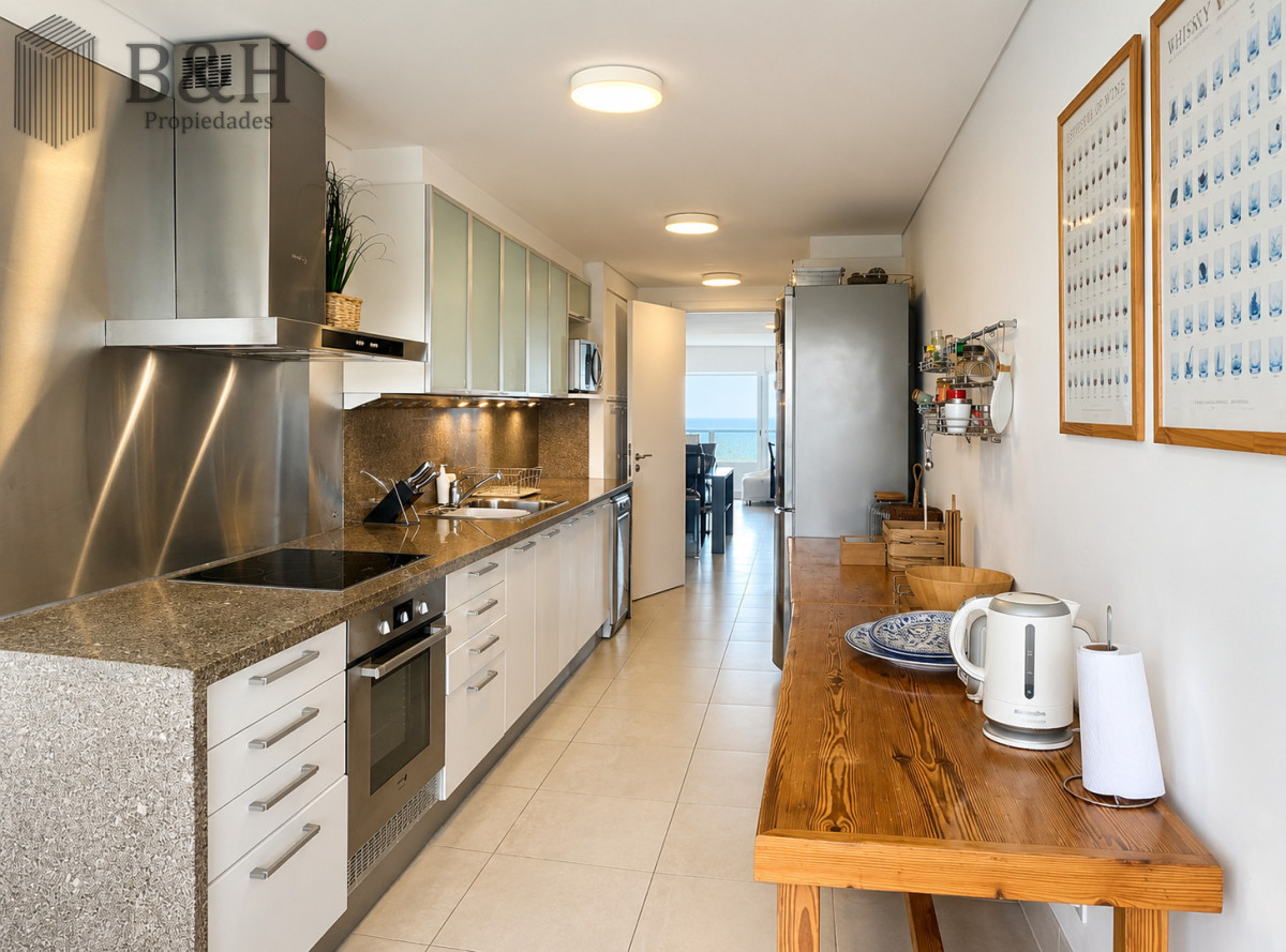 Apartamento ID.1233 - Venta y alquiler de departamento esquinero de tres dormitorios mas dependencia de servicio, Torre LE PARC, playa Brava. Punta del Este