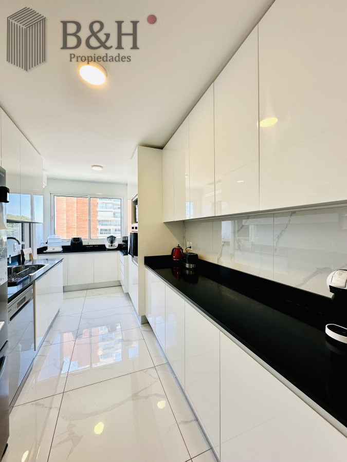 Apartamento ID.3916 - Apartamento Frente al Mar de 3 Dormitorios y Dependencia en Playa Mansa, Punta del Este 