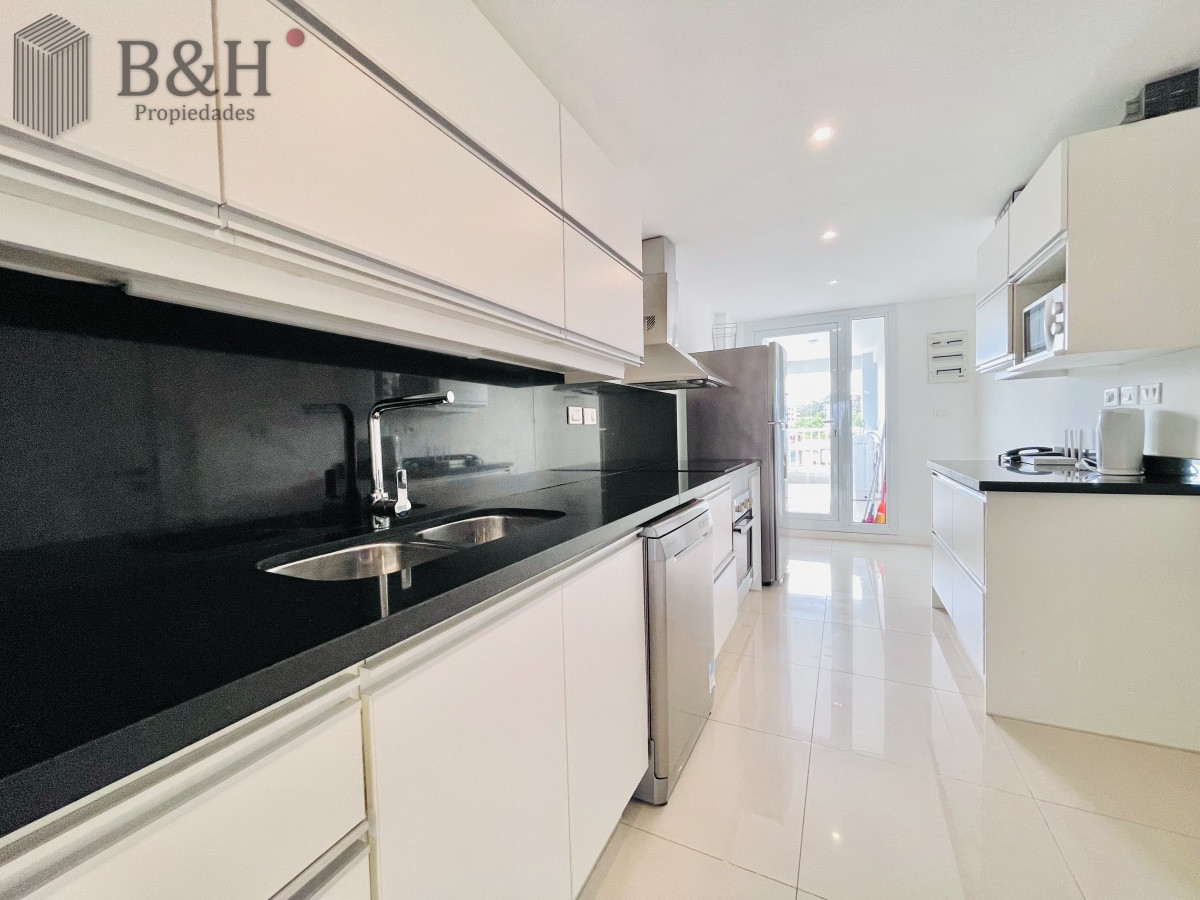 Apartamento ID.350 - Apartamento de 3 Dormitorios y Parrillero Frente al Mar, Playa Mansa