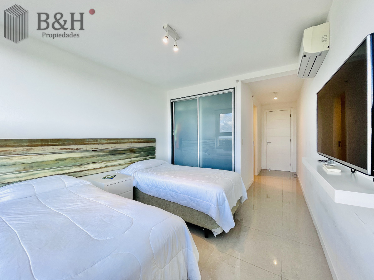 Apartamento ID.4465 -  Exclusivo Penthouse de 3 Dormitorios con Vistas panorámicas a Playa Brava, en Venta
