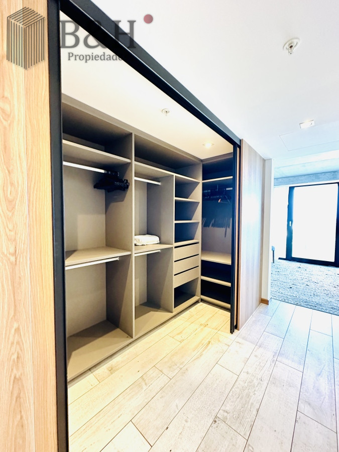 Apartamento ID.2283 - Venta de Apartamento de 1 Dormitorio en suite piso alto de Torre Surfside Village, Punta del Este