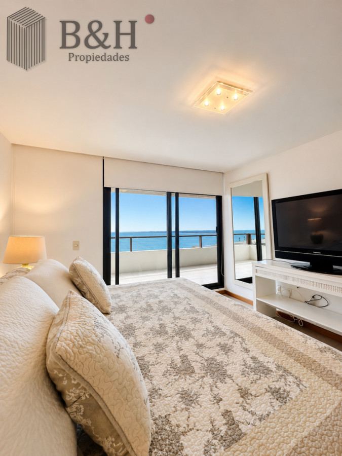 Apartamento ID.6472 - Excelente y amplio departamento duplex en venta de 3 dormitorios mas dependencia con parrillero, Punta Ballena