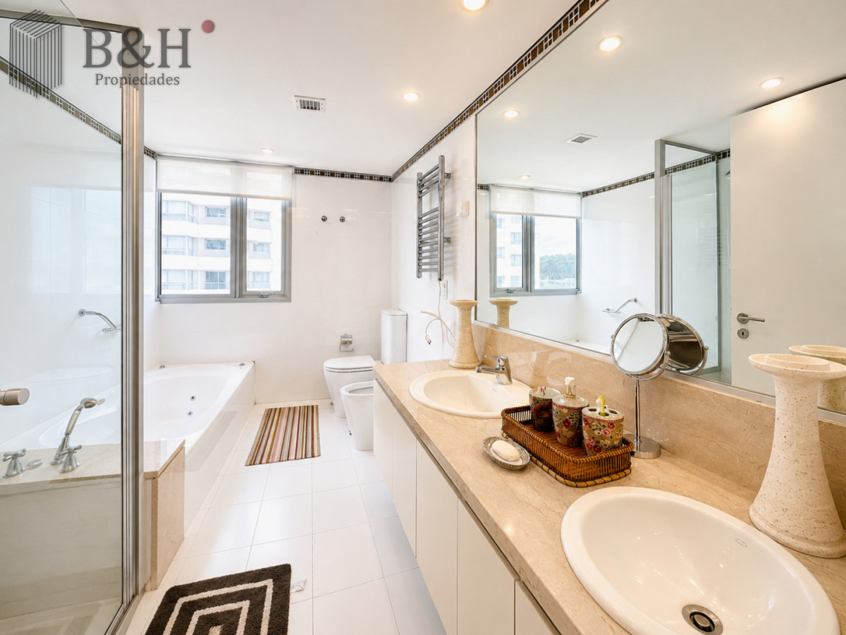 Apartamento ID.2690 - Oportunidad en Venta y Alquiler temporal de maravilloso departamento esquinero en Torre Le Parc, Playa Brava, Punta del Este