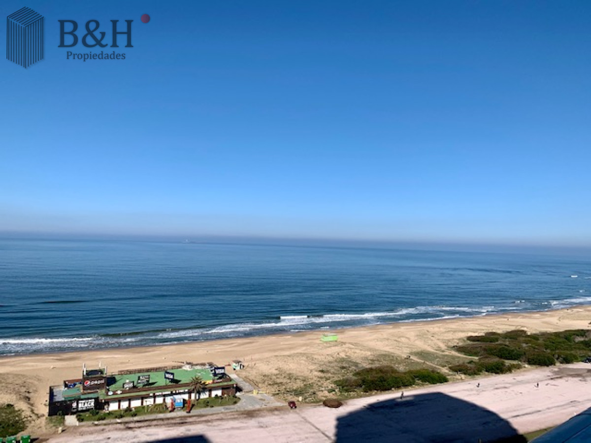 Apartamento ID.5732 - Venta y alquiler temporario de apartamento de tres dormitorios mas dependencia de servicio en Playa Brava
