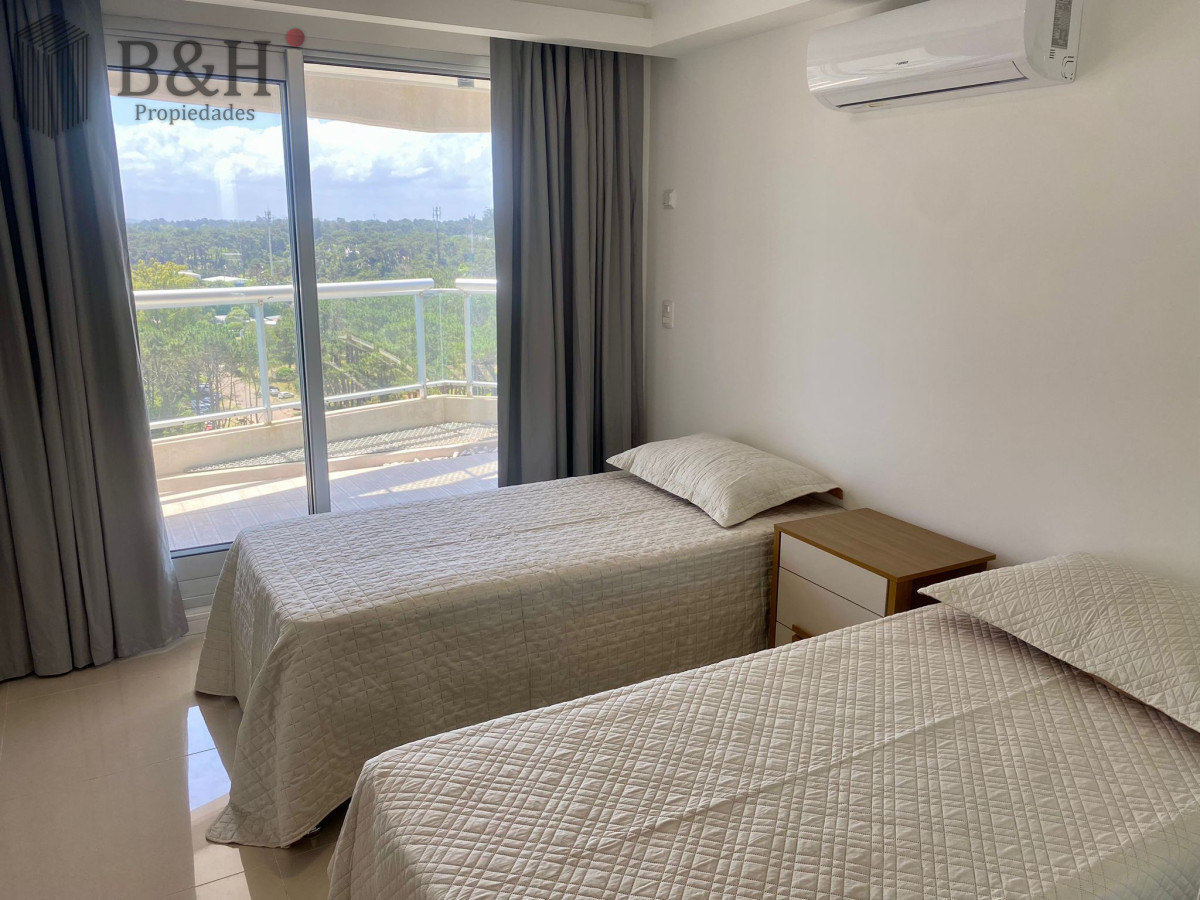 Apartamento ID.5766 - Moderno Departamento de 3 Dormitorios con Parrillero y vista al Mar en Playa Brava