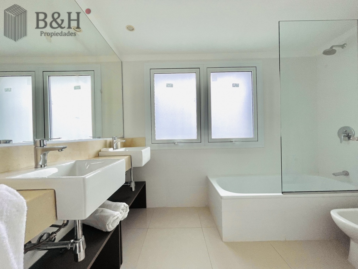 Apartamento ID.350 - Apartamento de 3 Dormitorios y Parrillero Frente al Mar, Playa Mansa