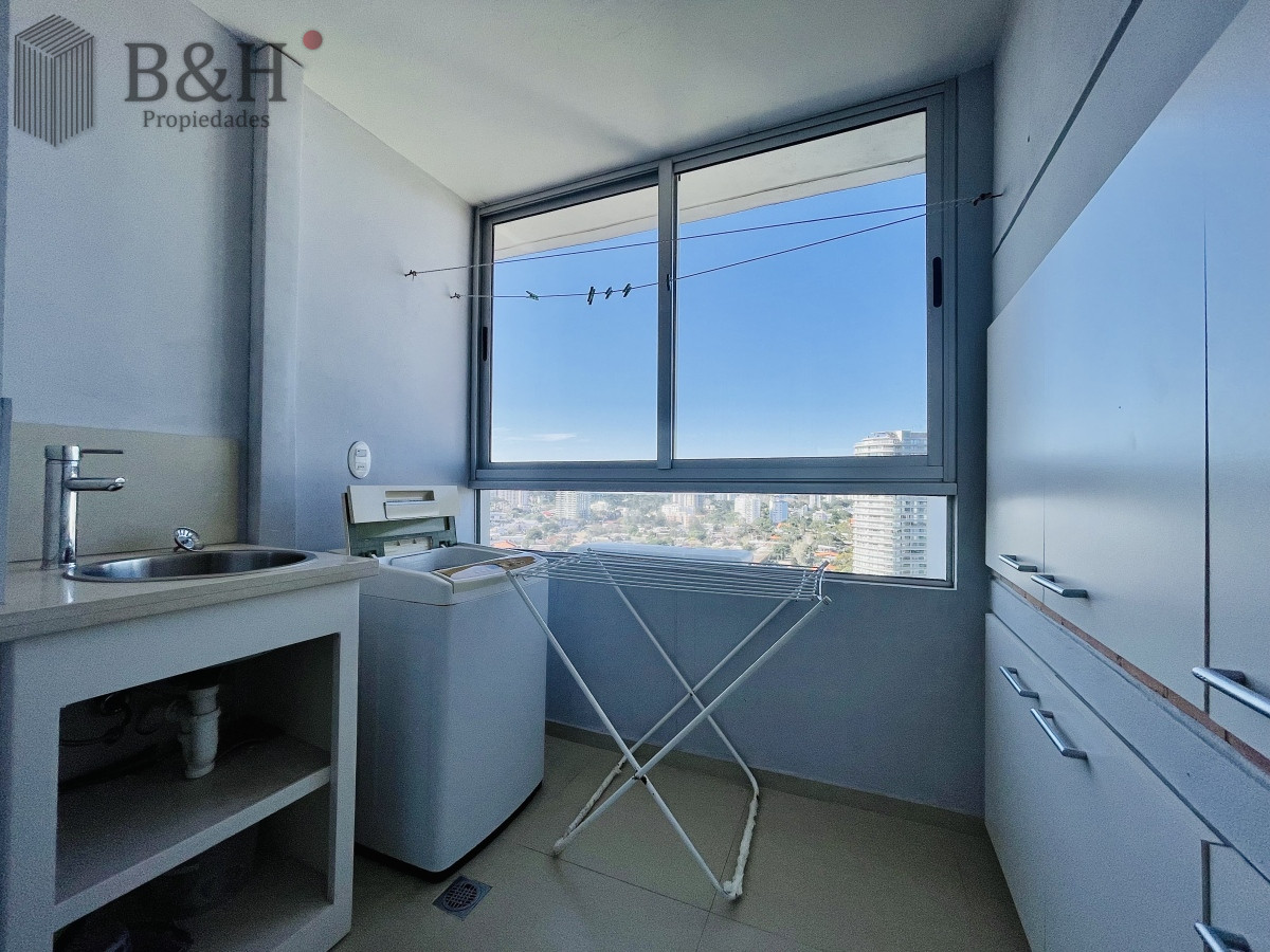 Apartamento ID.3186 - Apartamento con Vista al Mar de 2 Dormitorios a Una Cuadra de la Playa, Punta del Este