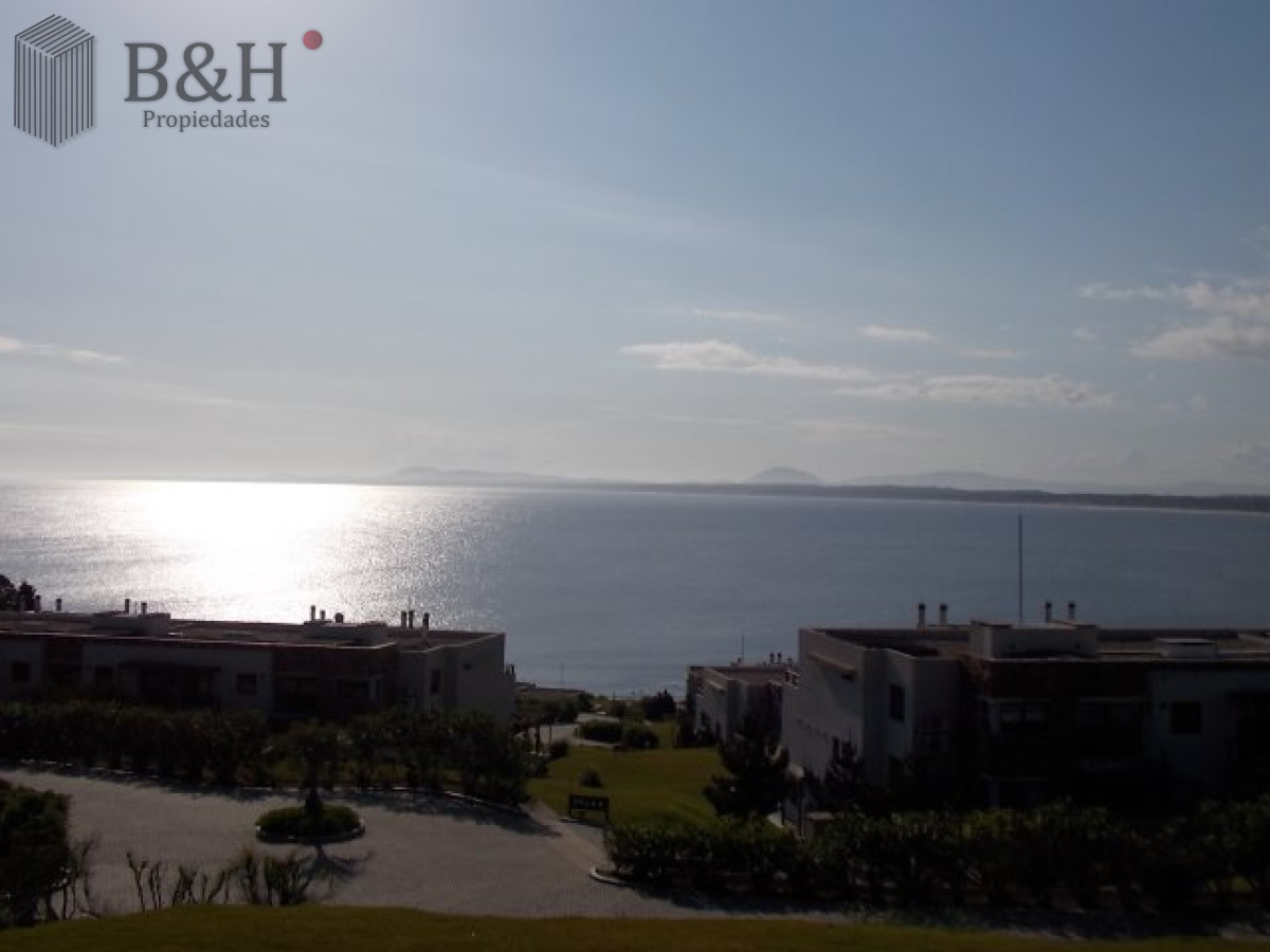 Apartamento ID.6472 - Excelente y amplio departamento duplex en venta de 3 dormitorios mas dependencia con parrillero, Punta Ballena